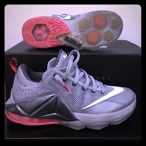 Lebron's Xll Low. Wolf grey/Lava pink