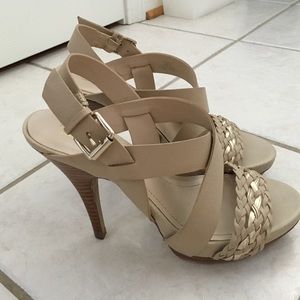 Platform sandals. Beige and gold.