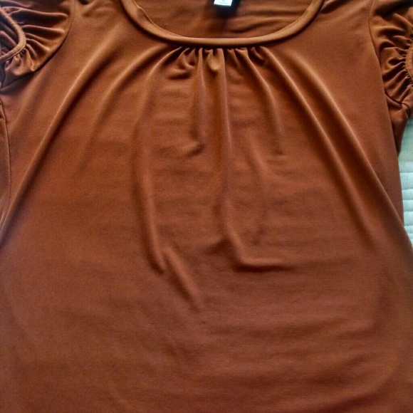 Cute top. - Picture 2 of 4