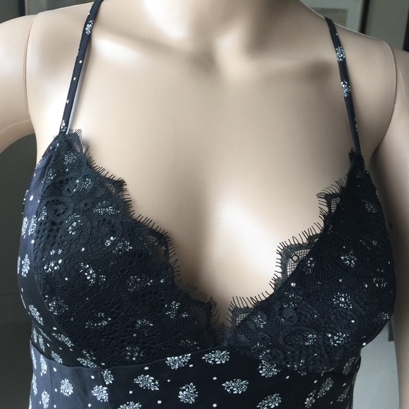 Guess lace trim camisole size XS - Picture 2 of 4