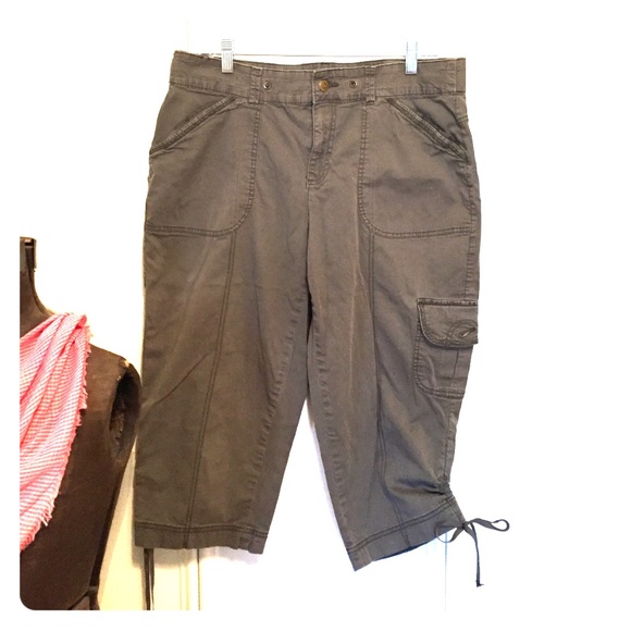 Army green cropped pants