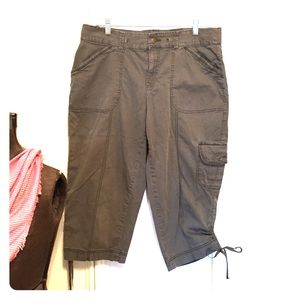 Army green cropped pants