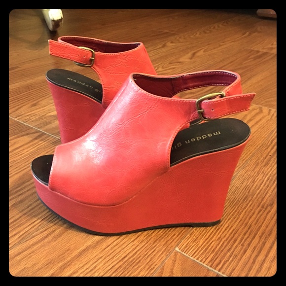 Madden Girl Wedge