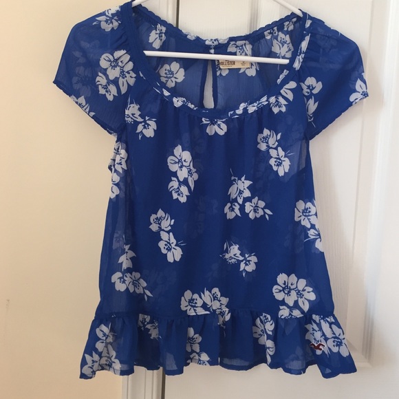 A very cute hollister top, great for summer!