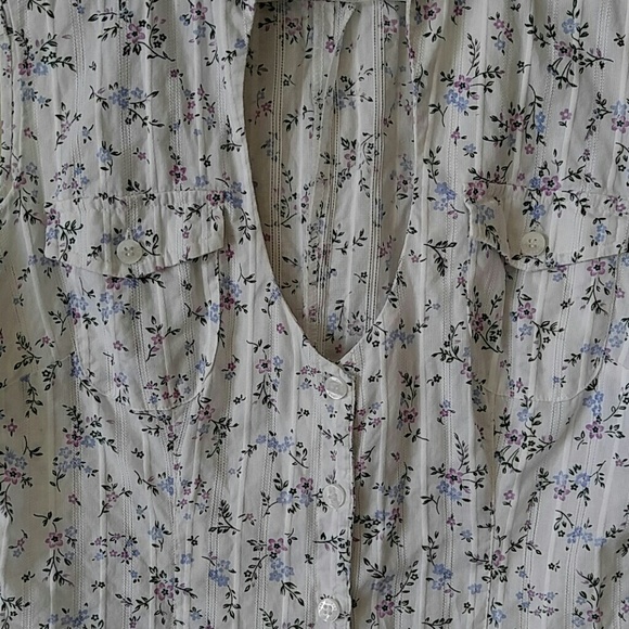 guess v neck button up tank top - Picture 2 of 3