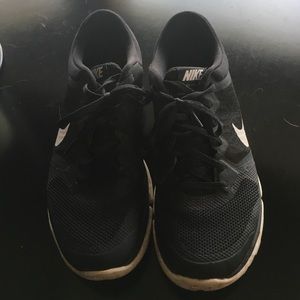 Black Nike flex tennis shoes
