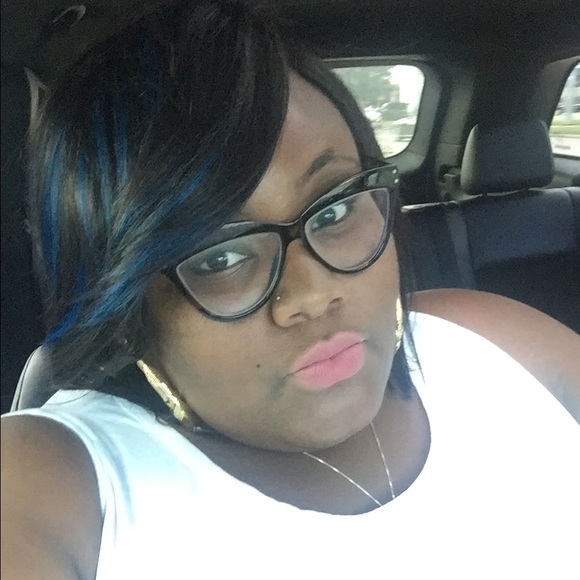 Meet your Posher, Amanda - Picture 2 of 2