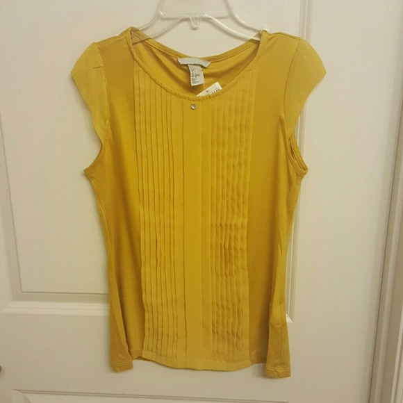 Mustard colored tee