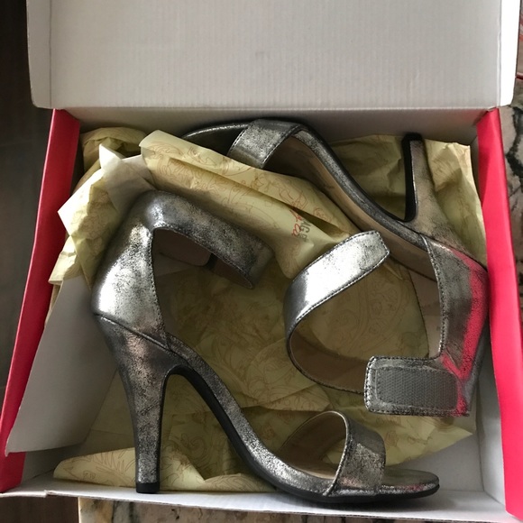 NIB. Silver distressed sandals - Picture 3 of 5