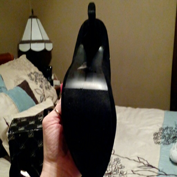 Heels - Picture 3 of 3