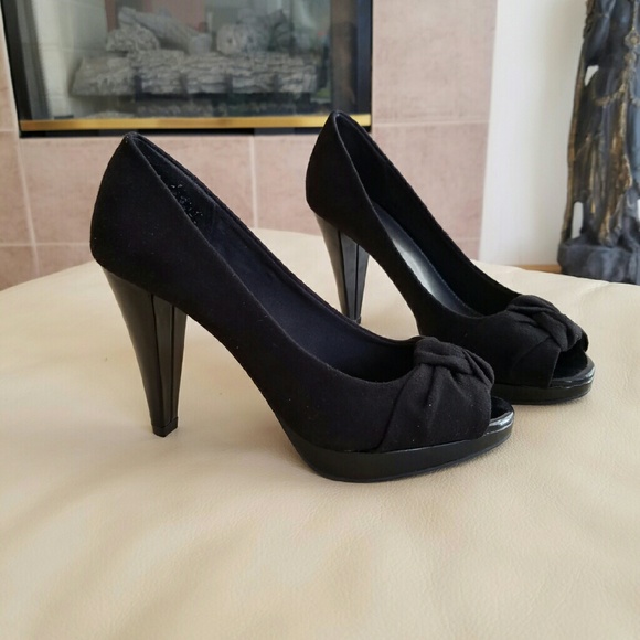 Black Peep-toes Pumps
