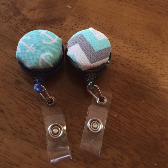 Name badge retractable holder