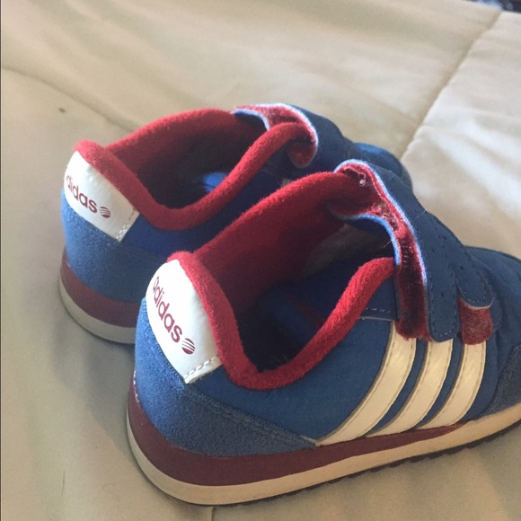 Sz 5 adidas sneakers