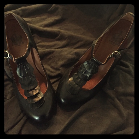 Barely worn ruffle t-straps. 9M. - Picture 1 of 4