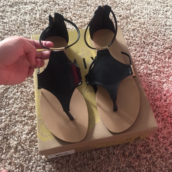 Gorgeous flats in 2 colors