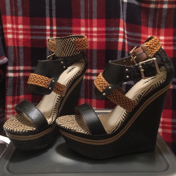 Ankle strap tribal wedges - make an offer - Picture 2 of 4