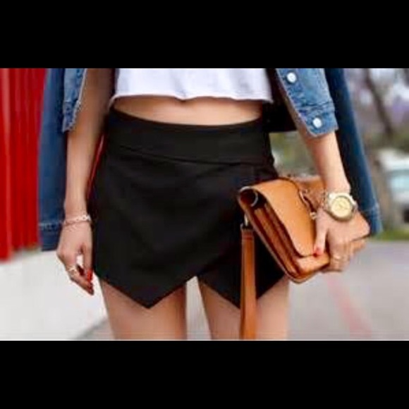 ASYMMETRICAL SHORTS |