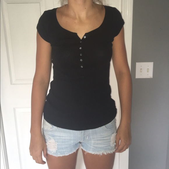 Black Old Navy tee