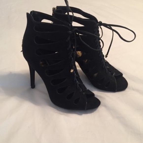 👠 Black cut out pumps 👠