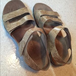 Vionic sandals size 9 tan snakeskin print