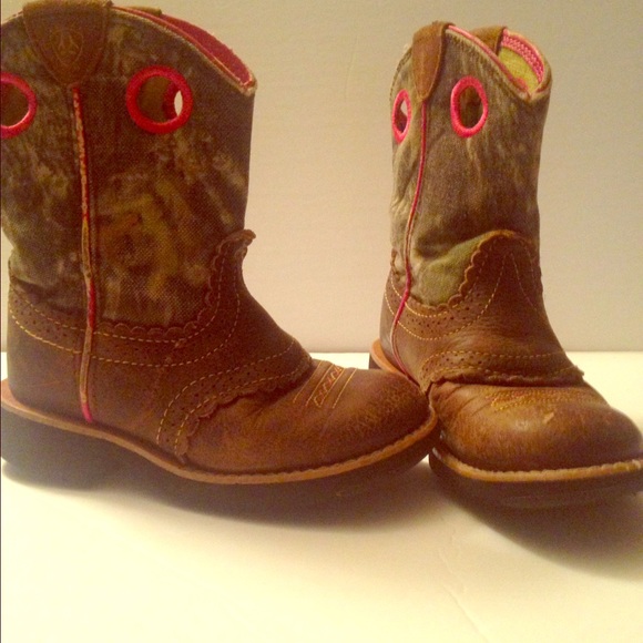 🎈One hour Sale🎈Camo & Pink Ariat Fatbaby Boots