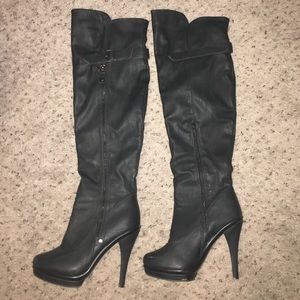 Black heeled boots !