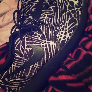 Black printed Nike Roshe!