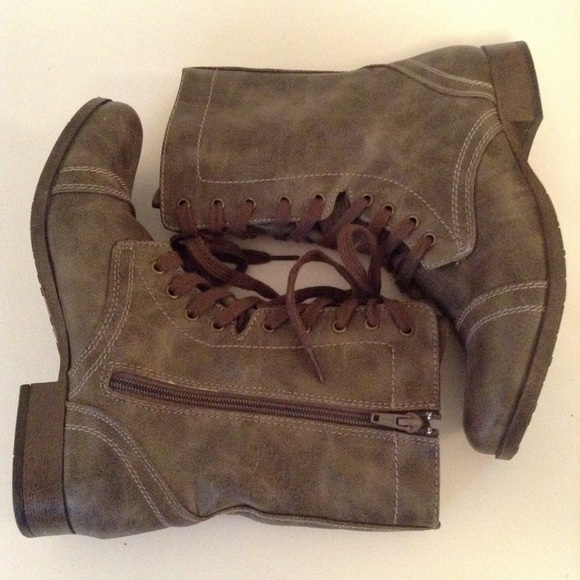 Lace-up boots - Picture 2 of 4