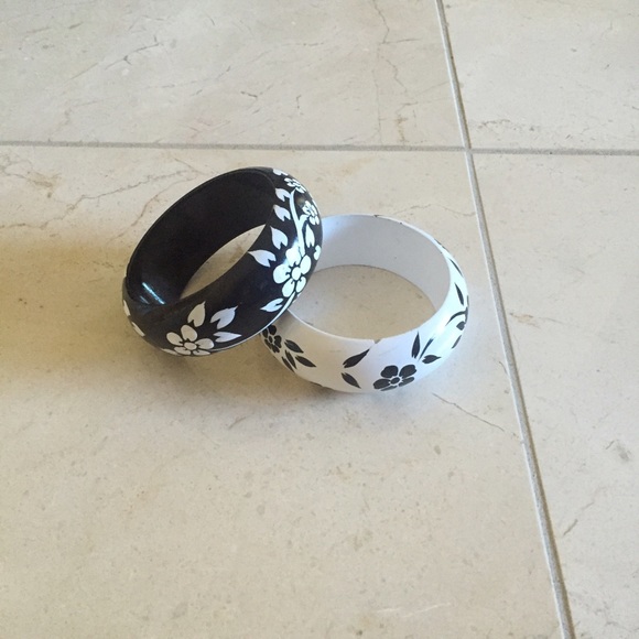 Wooden bangle bracelets - Picture 1 of 4