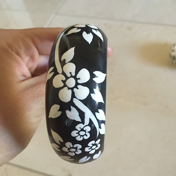 Wooden bangle bracelets - Picture 2 of 4