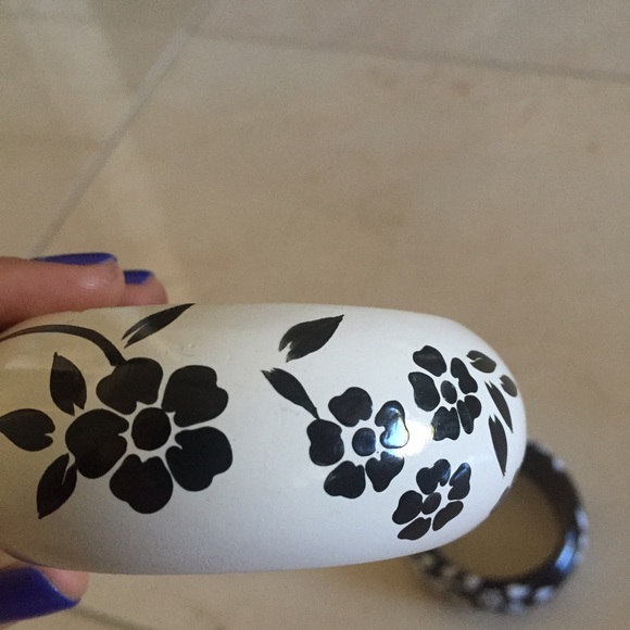 Wooden bangle bracelets - Picture 3 of 4