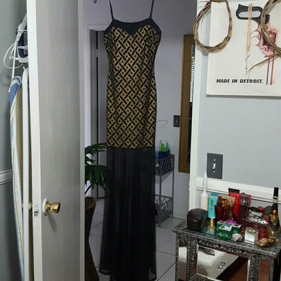 Formal dress - Picture 1 of 3