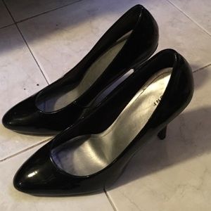 Black pumps.