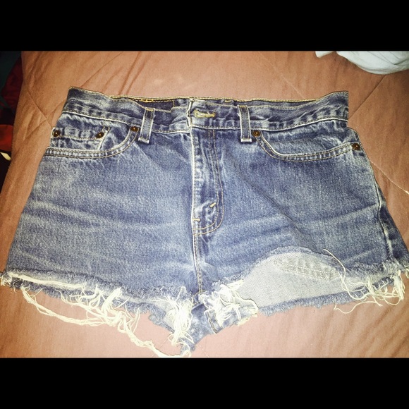 Levi distressed shorts - Picture 1 of 4