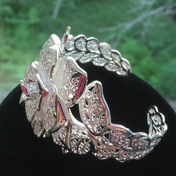 Silver Plated Flower Bracelet. - Picture 3 of 4