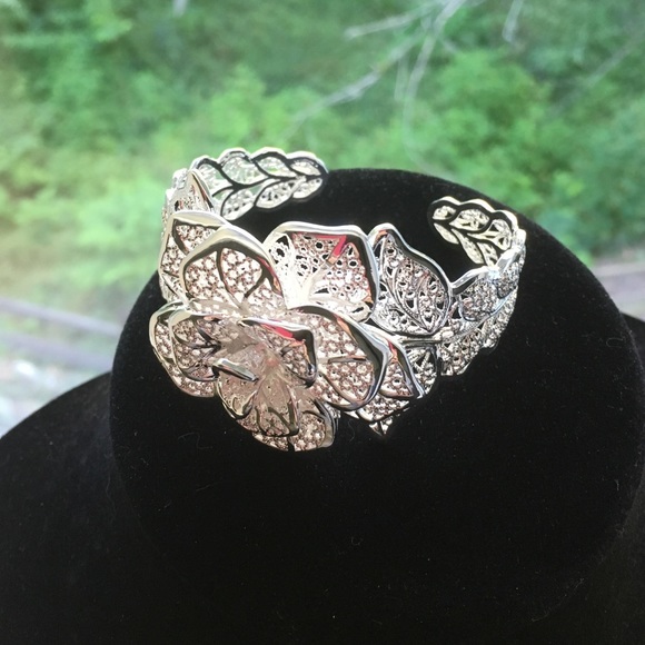 Silver Plated Flower Bracelet. - Picture 4 of 4