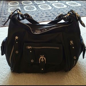 Junior drake black leather shoulder bag.