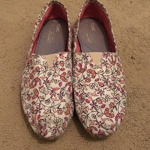 Flower patterned toms