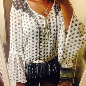 Sz: L Hint of Mint Belle Sleeve Peasant top