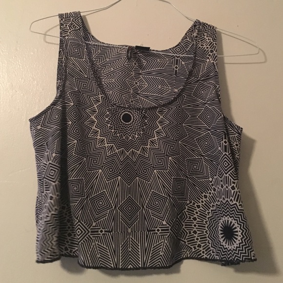 Patterned crop top.