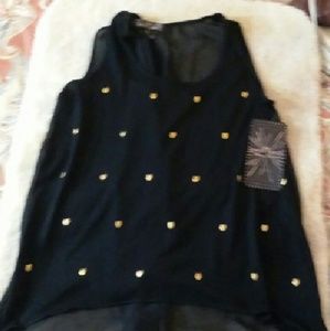 Med black sleeveless shirt