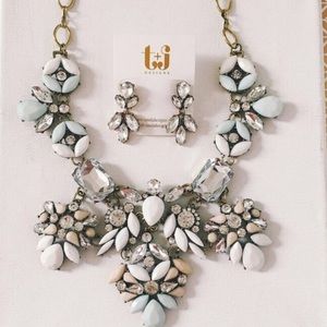 SALE❗️Mint & White Luxe Statement Necklace