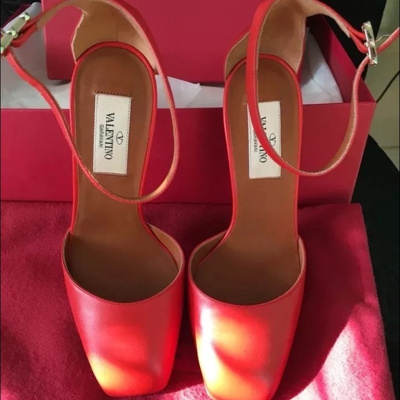 Valentino Ankle strap Club-on-D'Orsay 
Size 36 - Picture 1 of 3