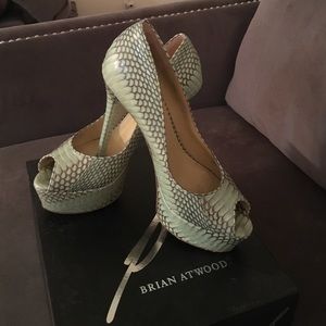 🎉PRICE DROP🎉 B Brian Atwood green snakeskin pump