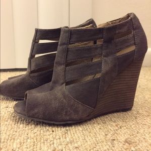 Coconuts - Gray Wedge