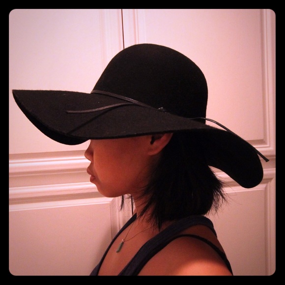 Black felt floppy hat