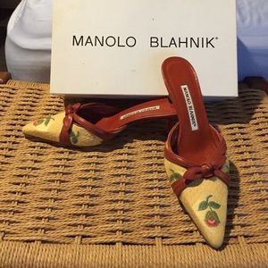 Closed toe 1 inch heel