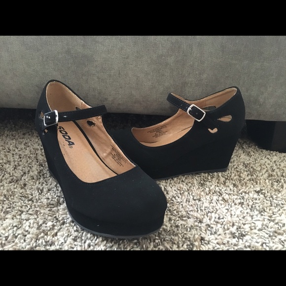 Girls Black close toe wedges