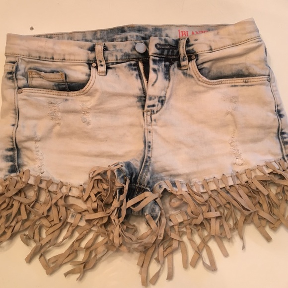 Denim shorts with fringes