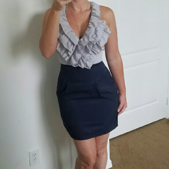 Ruffled v-neck dress - Picture 2 of 3